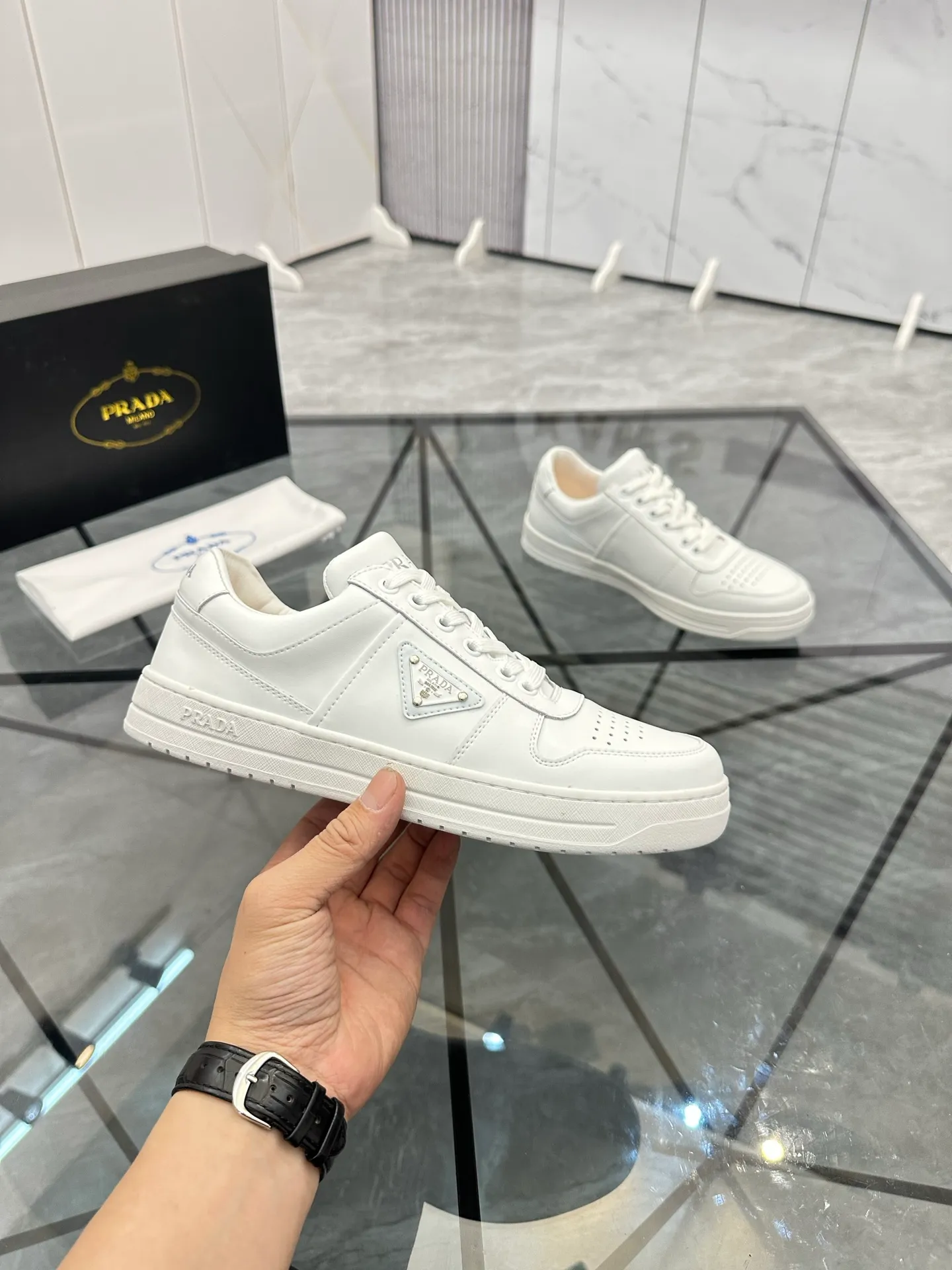 Men's shoes: 💰P400¥ Product trademark: Prada *"Prada*" low-top casual shoes Regular size: 38-44 (can be customized to 45) Product materials: imported cowhide upper, sheepskin lining, original outsole. Number: 020
